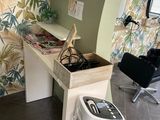une pièce équipée d'un bureau, d'une chaise et d'un climatiseur