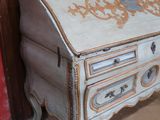 un bureau blanc orné d'un motif doré