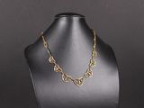 un collier à chaîne en or sur un mannequin, sur fond noir