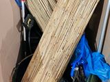 une boîte en carton contenant un tas de bâtonnets en bois