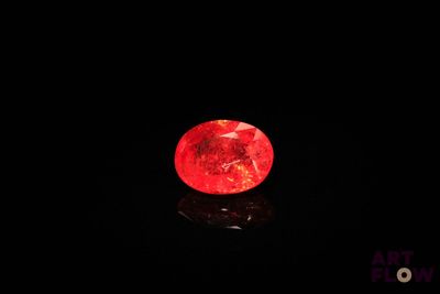 gros plan d'un diamant rouge sur une surface noire