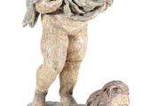 statue d'un garçon avec un sac et un chien sur fond blanc
