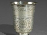 une coupe en argent posée sur une table