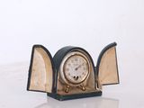 une petite horloge posée sur une table