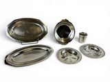 beaucoup d'objets en argent qui se trouvent sur la table