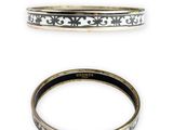 deux types différents de bracelets rigides sur fond blanc
