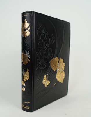 Le livre est noir, orné de fleurs et de feuilles dorées.