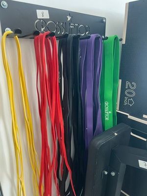 un tas de laisses de différentes couleurs accrochées à un mur