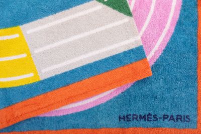 une serviette sur laquelle est représenté un crayon