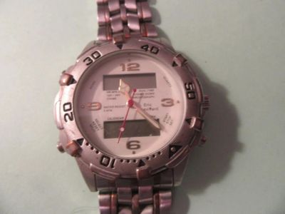 gros plan d'une montre-bracelet sur une table