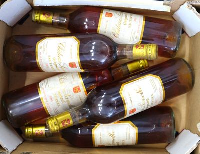 six bouteilles de vin dans un carton sur une table