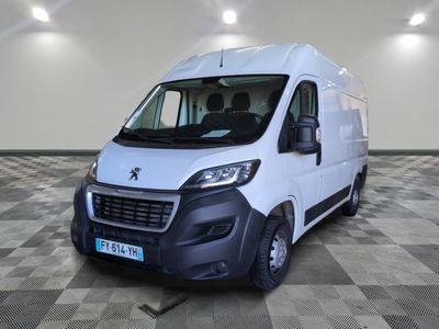 la camionnette blanche est garée sur le sol en damier d'une pièce