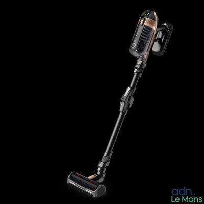 un gros plan d'un aspirateur sans fil sur fond noir