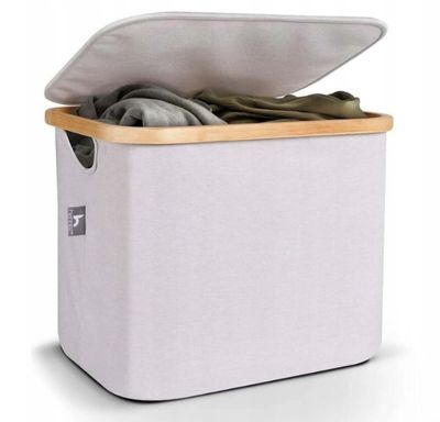 un panier à linge blanc muni d'un couvercle en bois et d'un tissu à l'intérieur