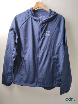 la veste est suspendue à un cintre sur le mur