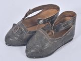 une vieille paire de chaussures posée sur une surface blanche