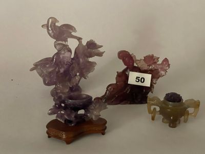 deux figurines assises sur une table