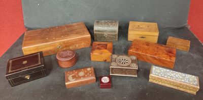 de nombreuses caisses en bois posées sur une table
