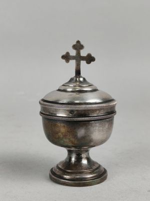 un service en argent ancien orné d'une croix sur le dessus et d'une croix sur le dessus