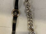 une montre et un bracelet posés sur une table
