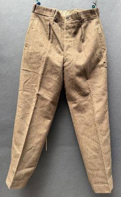 un vieux pantalon accroché au mur