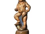 une image représentant la statue d'un homme assis sur un rocher