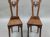 deux chaises en bois avec un dossier sculpté et une assise en bois