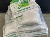 une pile de sacs de riz posée sur une palette