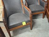 deux chaises assises l'une à côté de l'autre dans une pièce