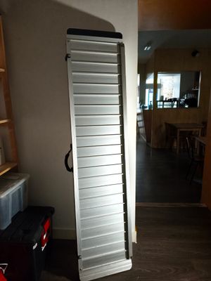 une porte ouverte dans une pièce au sol en bois