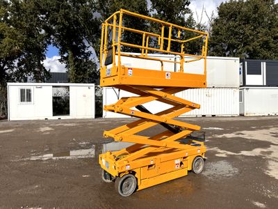 Les ciseaux jaunes sont posés au milieu d'un parking