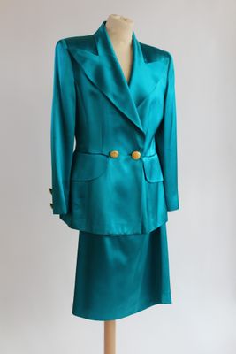 une robe et une veste vertes sur un mannequin, un mannequin, un mannequin, un mannequin, un mannequin, un mannequin, un mannequin, un mannequin, un mannequin, un mannequin, un mannequin, un mannequin, un mannequin, un mannequin, un mannequin, un mannequin, un mannequin, un mannequin, un mannequin, un mannequin, un mannequin, un mannequin, un mannequin, un mannequin, un mannequin, un mannequin, un mannequin, un mannequin, un mannequin, un mannequin, un mannequin, un mannequin, un mannequin,