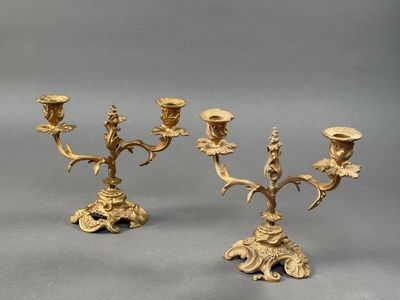 paire de candélabres anciens en laiton avec fleurs et feuilles