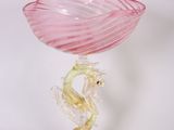 un saladier en verre rose orné d'un poisson rouge