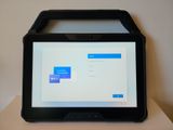 une tablette posée sur une table