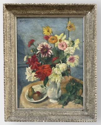 une peinture à l'huile représentant un vase de fleurs et de fruits sur une table