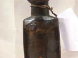 une statue en bois représentant un homme avec un bandage autour de la tête