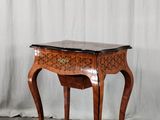 une petite table en bois avec un plateau en marbre