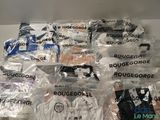 de nombreux sacs de nourriture posés sur une table