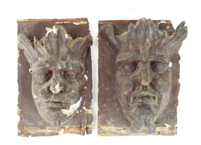 deux œuvres d'art posées sur une table