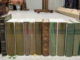 Plusieurs vieux livres sont empilés sur une table dans une pièce