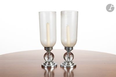deux verres à vin posés sur une table où se trouve une bougie