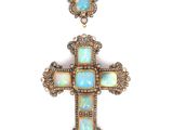 un ensemble composé d’un pendentif en forme de croix en oplite et diamant et de boucles d’oreilles