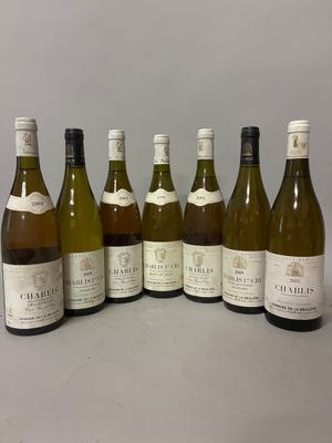 six bouteilles de vin sont alignées sur une table