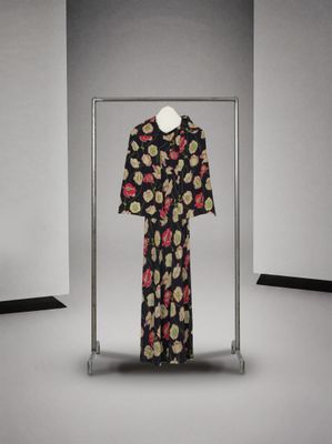 une photo d'une robe suspendue à un portant dans une pièce