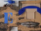 un oiseau bleu perché sur un morceau de bois