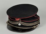 un chapeau noir orné d'un ruban rouge sur le dessus