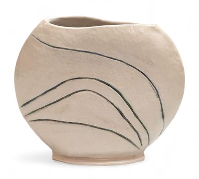 un vase blanc orné de lignes noires sur un fond blanc