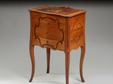 l'image d'une petite table en bois munie d'un tiroir