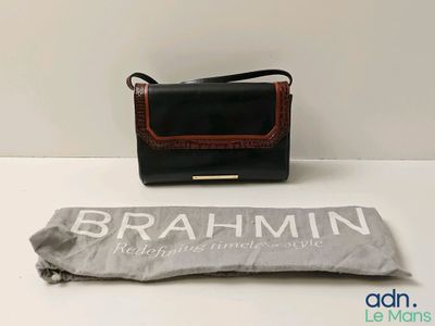 un gros plan sur un sac à main et un sac posés sur une table